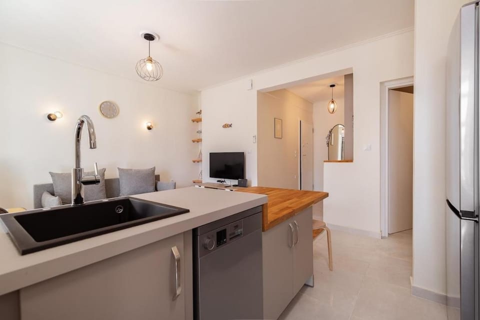 Kitchen or kitchenette, Dining area, dishwasher