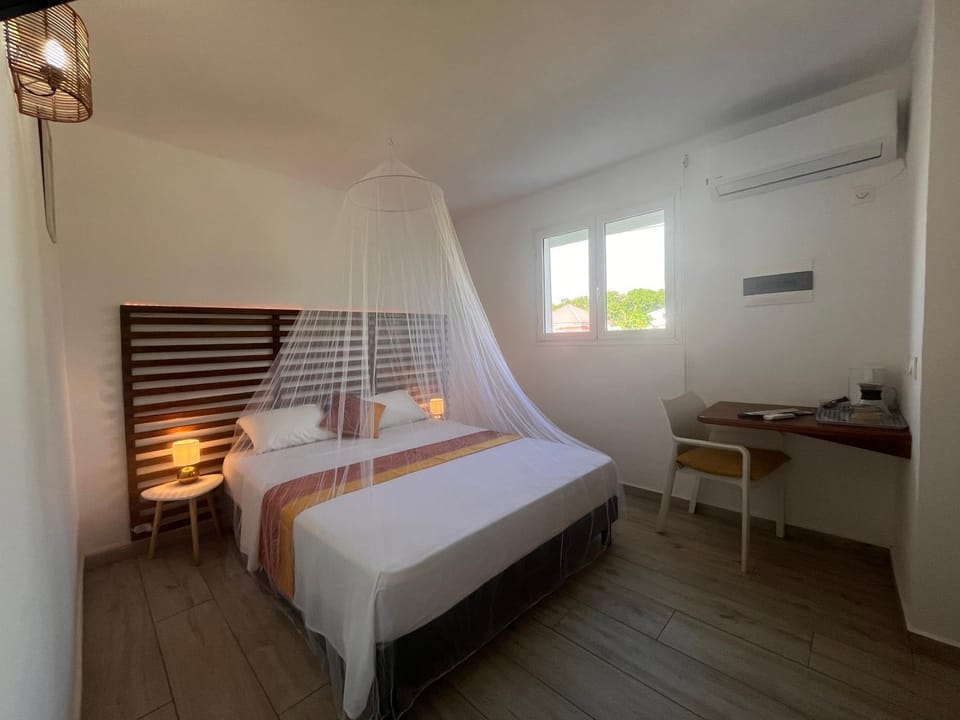 Bed, Bedroom, air conditioner