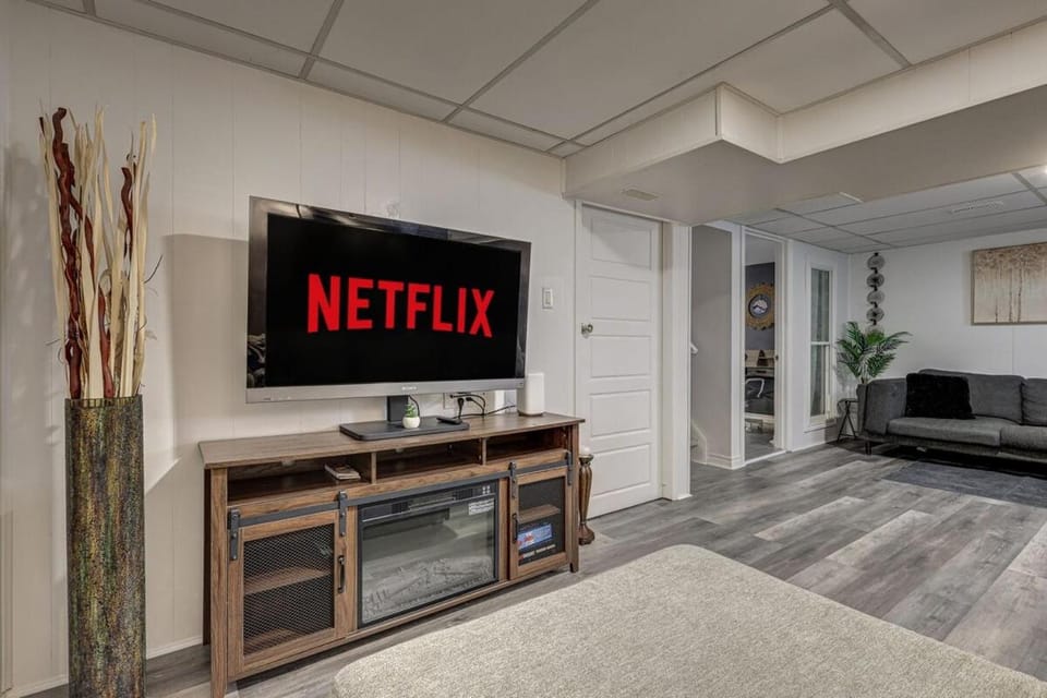 Spacious Pool House 5 Minutes to Elgin Centre House in Lake Erie