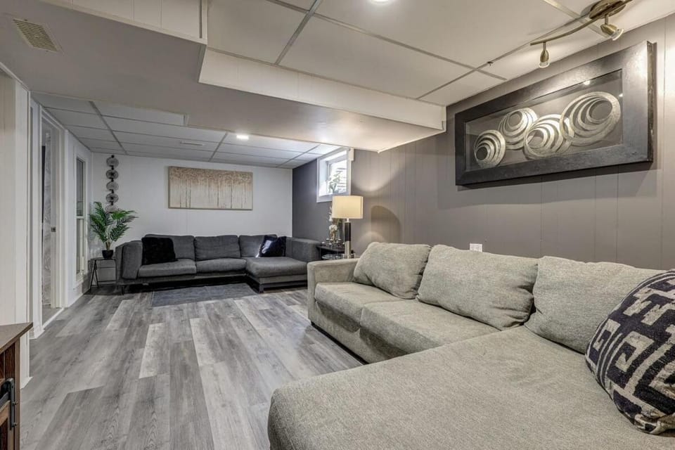 Spacious Pool House 5 Minutes to Elgin Centre House in Lake Erie