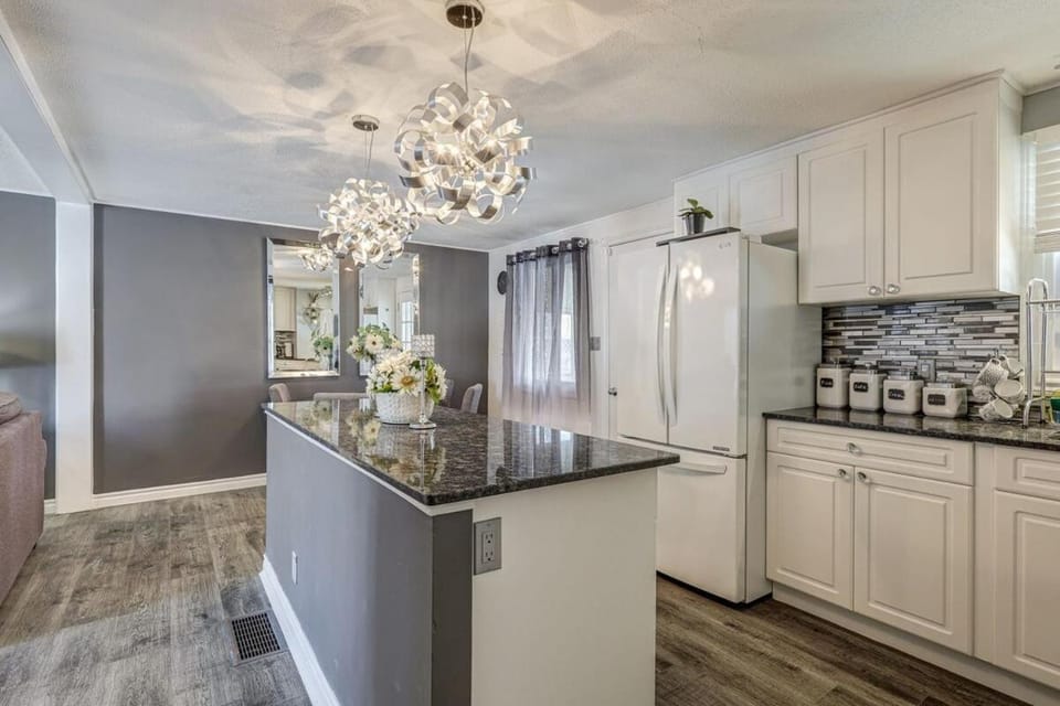 Spacious Pool House 5 Minutes to Elgin Centre House in Lake Erie