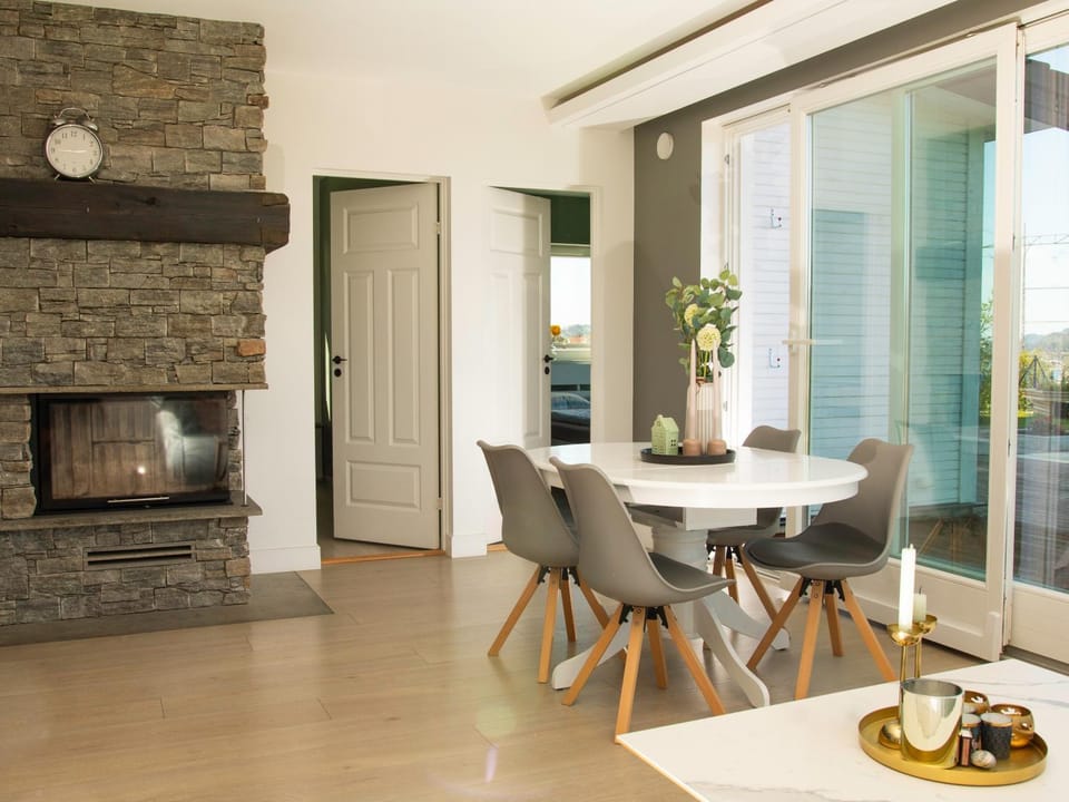 Living room, Breakfast, fireplace