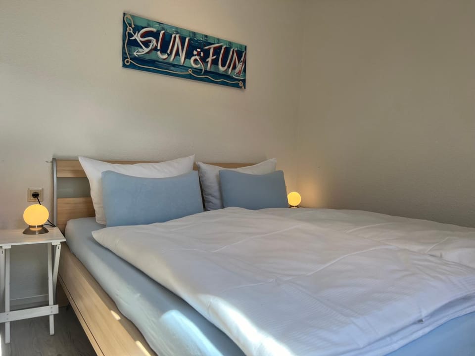 Bed, Photo of the whole room, Decorative detail, Bedroom