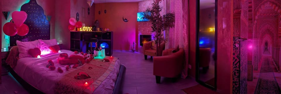 Communal lounge/ TV room, Bed, TV and multimedia, Living room, Photo of the whole room, Seating area, Evening entertainment, Bedroom, wedding