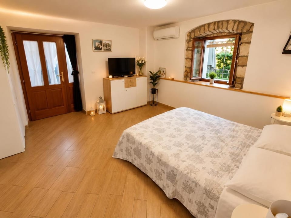 Bed, TV and multimedia