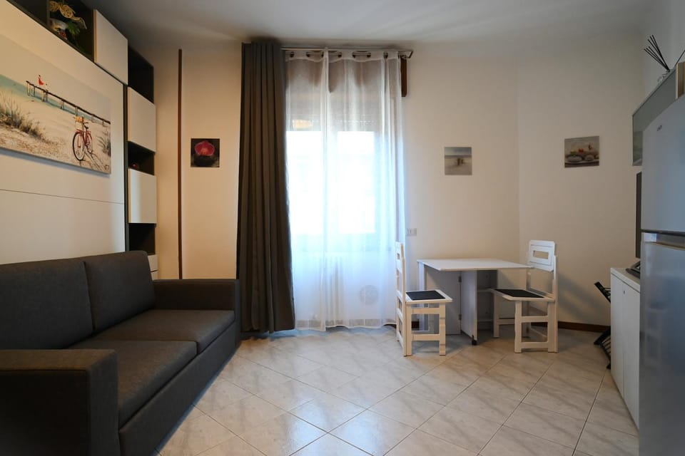 TV and multimedia, Kitchen or kitchenette, Living room, Seating area, Dining area