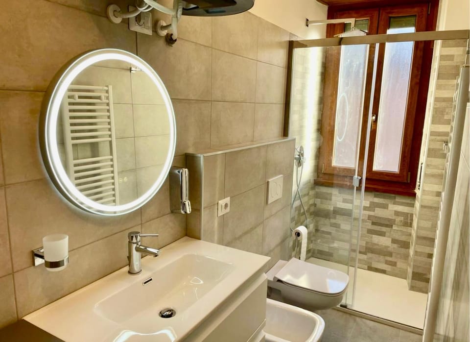 Shower, towels, washing machine