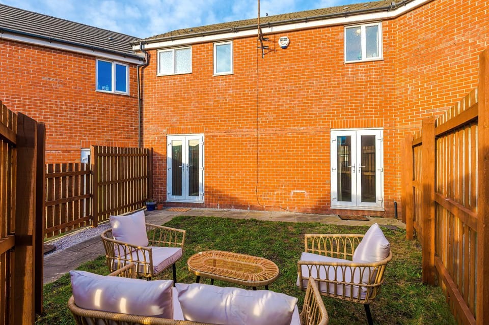 Property building, Garden, Garden view, sunbed