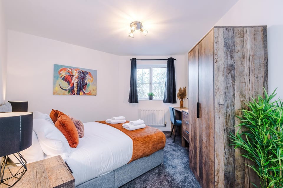 Photo of the whole room, Bedroom