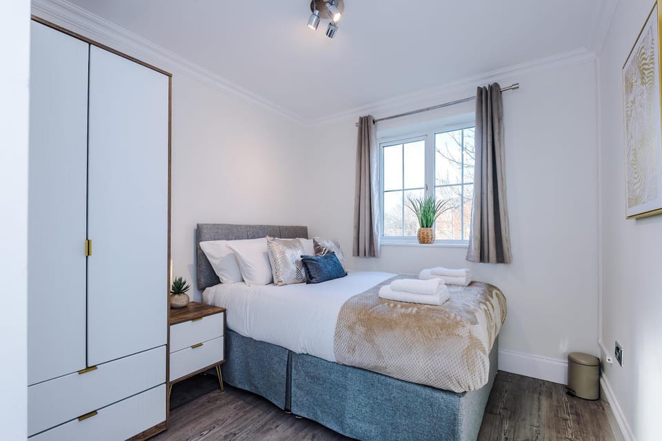 Photo of the whole room, Bedroom, wardrobe