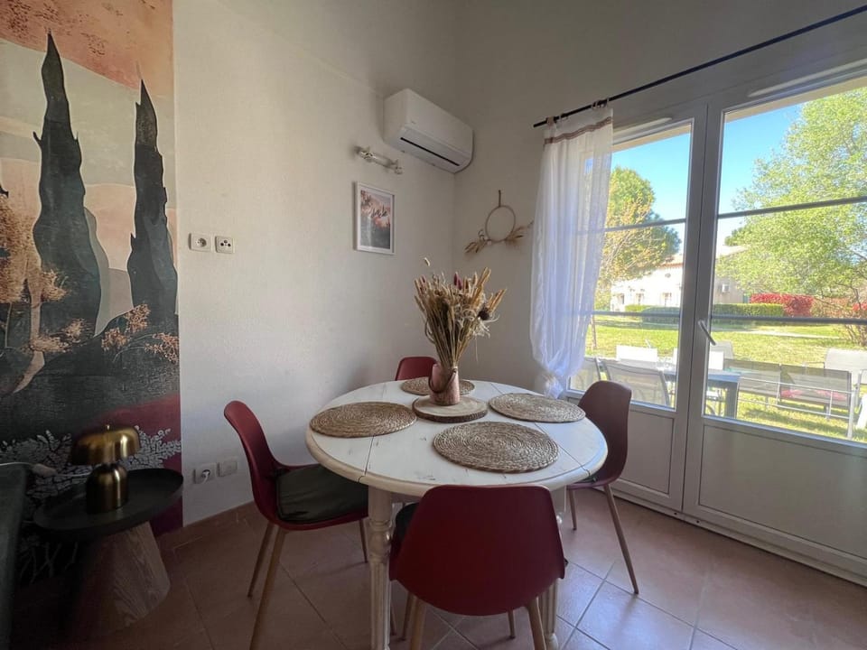 Seating area, Dining area