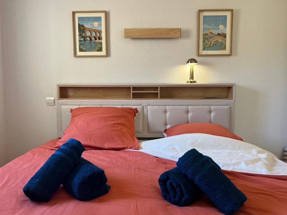 Bed, Bedroom, towels