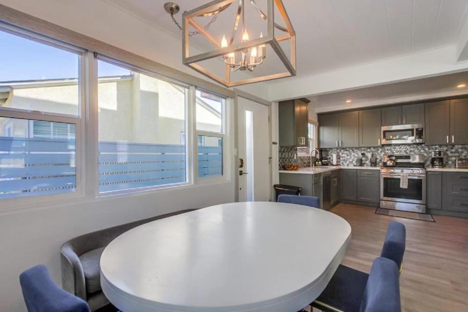 Steps to the Beach with Private Patio BBQ and Fire Pit House in Mission Beach