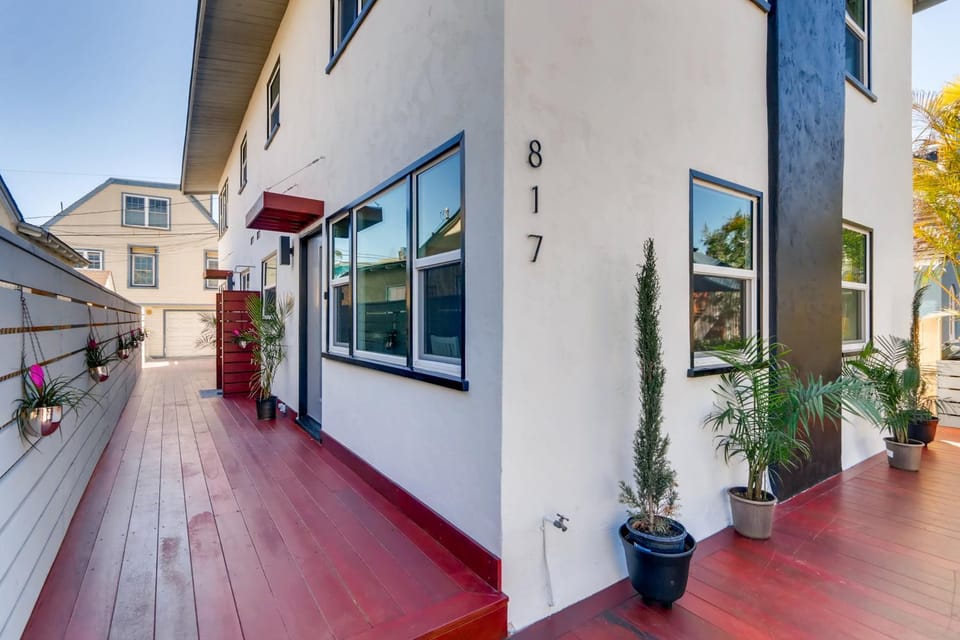 Steps to the Beach with Private Patio BBQ and Fire Pit House in Mission Beach