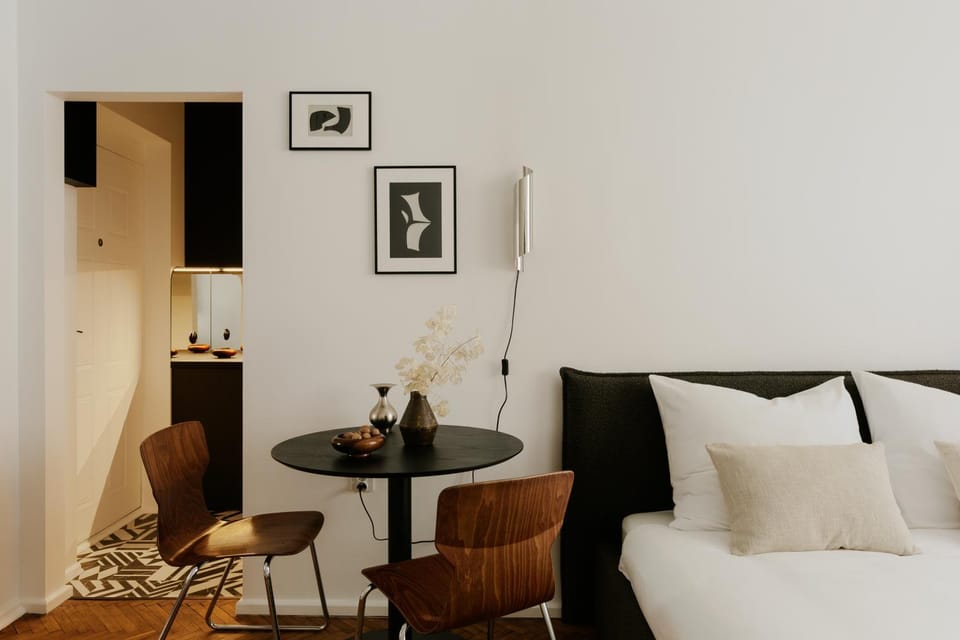 Bed, Kitchen or kitchenette, Dining area, Bedroom, microwave, stove, kitchen