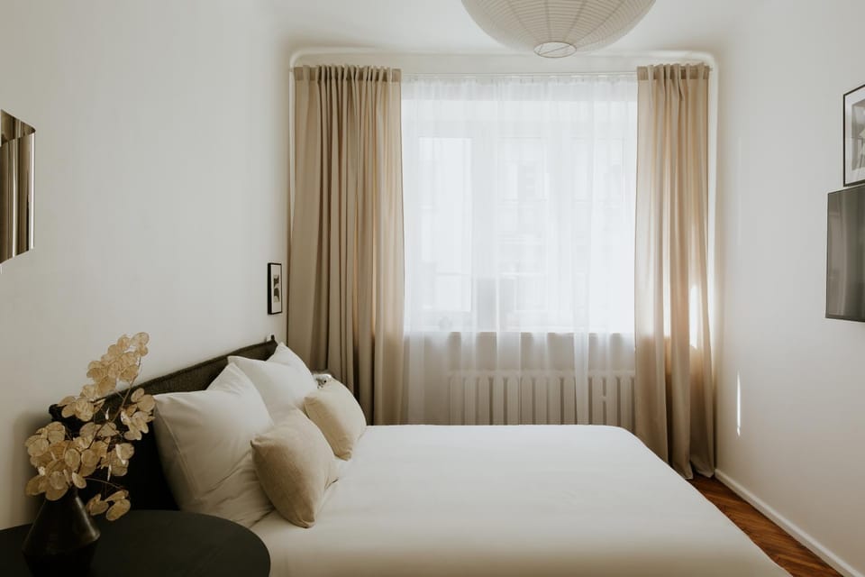 Bed, TV and multimedia, Bedroom