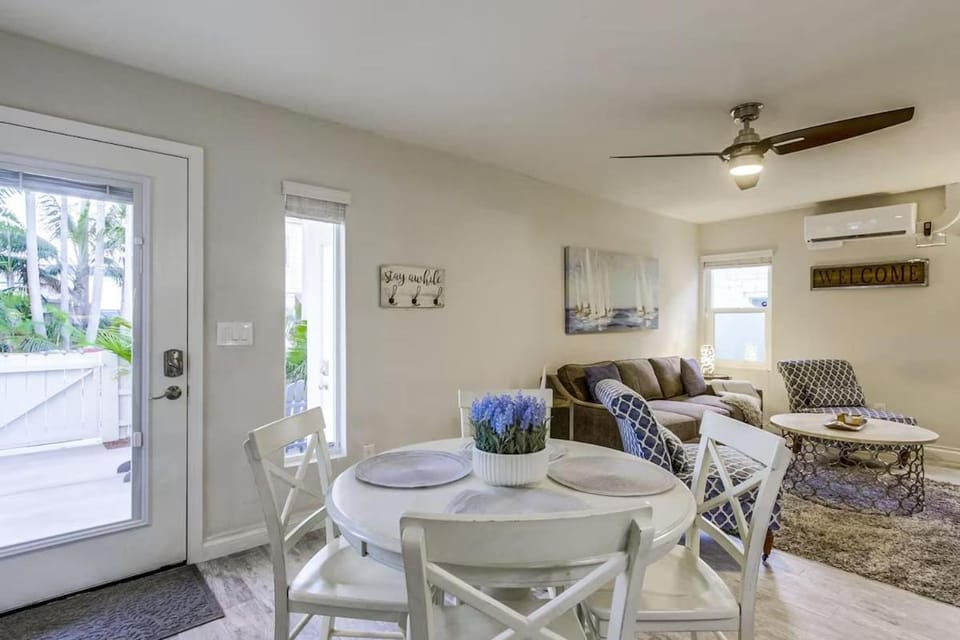 Bayside Getaway Steps to the Ocean with AC Private Patio BBQ Family and Pet Friendly House in Mission Beach