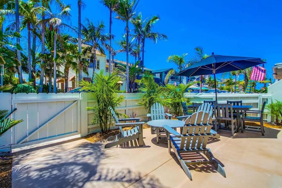 Bayside Getaway Steps to the Ocean with AC Private Patio BBQ Family and Pet Friendly House in Mission Beach