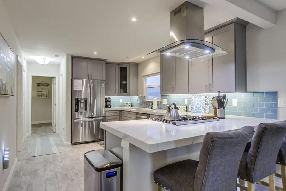 Bayside Getaway Steps to the Ocean with AC Private Patio BBQ Family and Pet Friendly House in Mission Beach