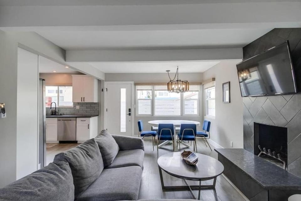 Mission Beach Escape Near Ocean and Bay with Private Balcony BBQ and Garage Parking House in Mission Beach