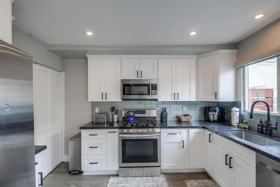 Mission Beach Escape Near Ocean and Bay with Private Balcony BBQ and Garage Parking House in Mission Beach