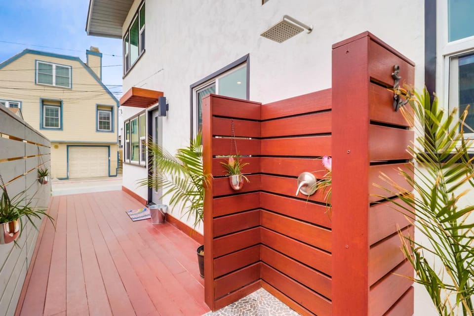 Mission Beach Escape Near Ocean and Bay with Private Balcony BBQ and Garage Parking House in Mission Beach