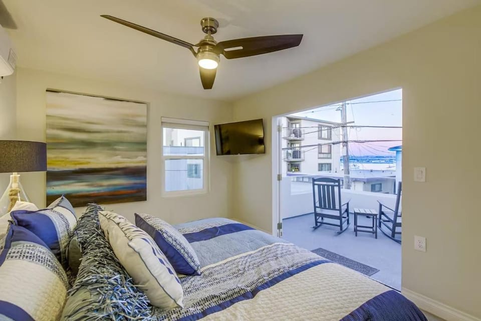 Bayside Retreat with Water Views Near Beach with AC and Private Patio House in Mission Beach