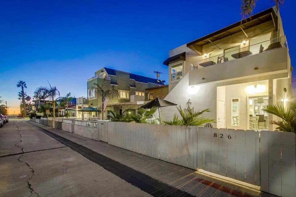 Bayside Retreat with Water Views Near Beach with AC and Private Patio House in Mission Beach