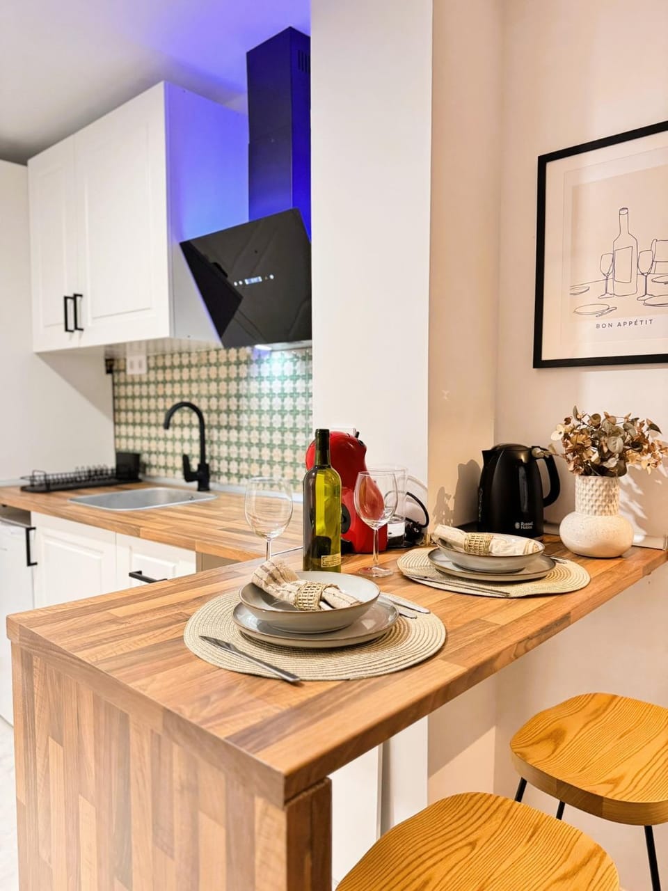 Kitchen or kitchenette, Dining area