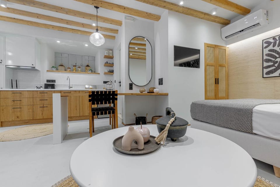 Bed, Kitchen or kitchenette, Living room, Photo of the whole room, Seating area, Dining area, Bedroom, towels, wardrobe, air conditioner