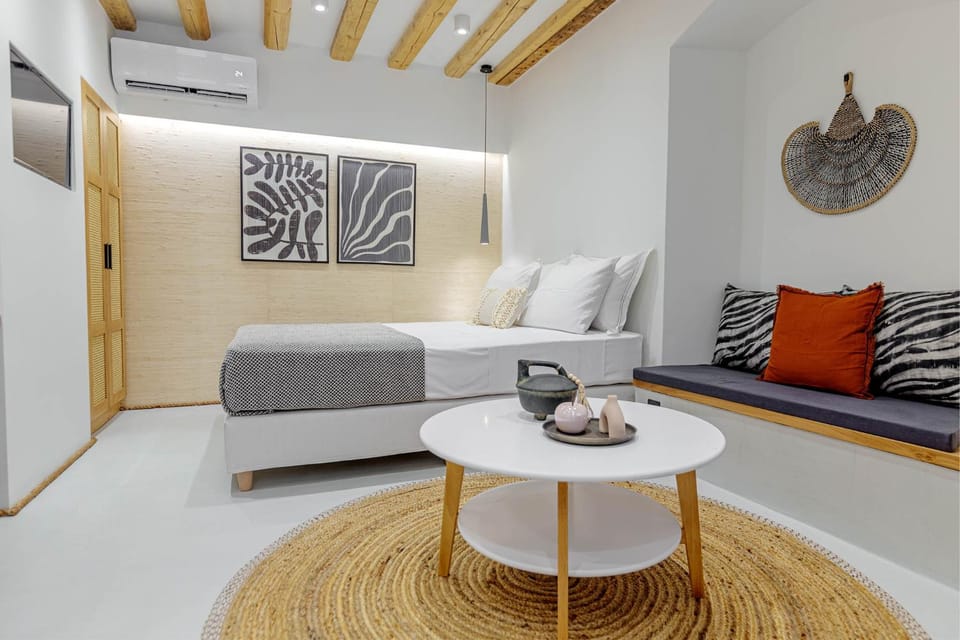 Bed, TV and multimedia, Living room, Seating area, Bedroom, towels, air conditioner
