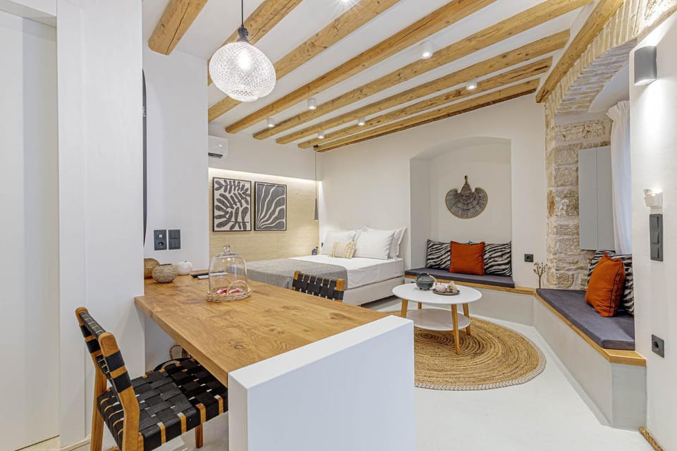 Bed, TV and multimedia, Living room, Photo of the whole room, Seating area, Dining area, Bedroom