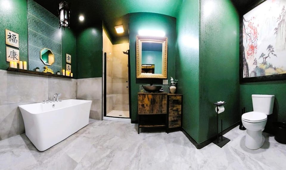 Toilet, Hot Tub, Bathroom