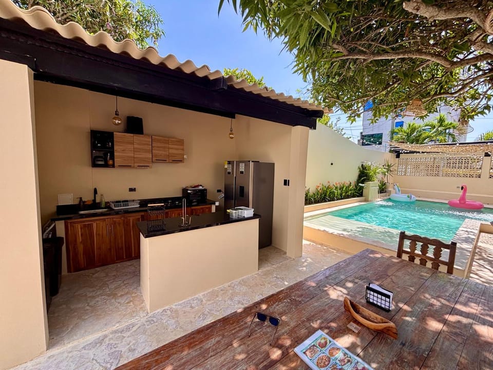 Patio, Day, BBQ facilities, Kitchen or kitchenette, Dining area, Pool view, Swimming pool, oven, pet friendly, stove