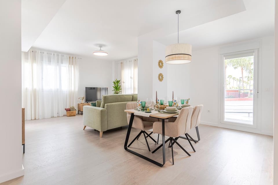 Communal lounge/ TV room, TV and multimedia, Living room, Dining area