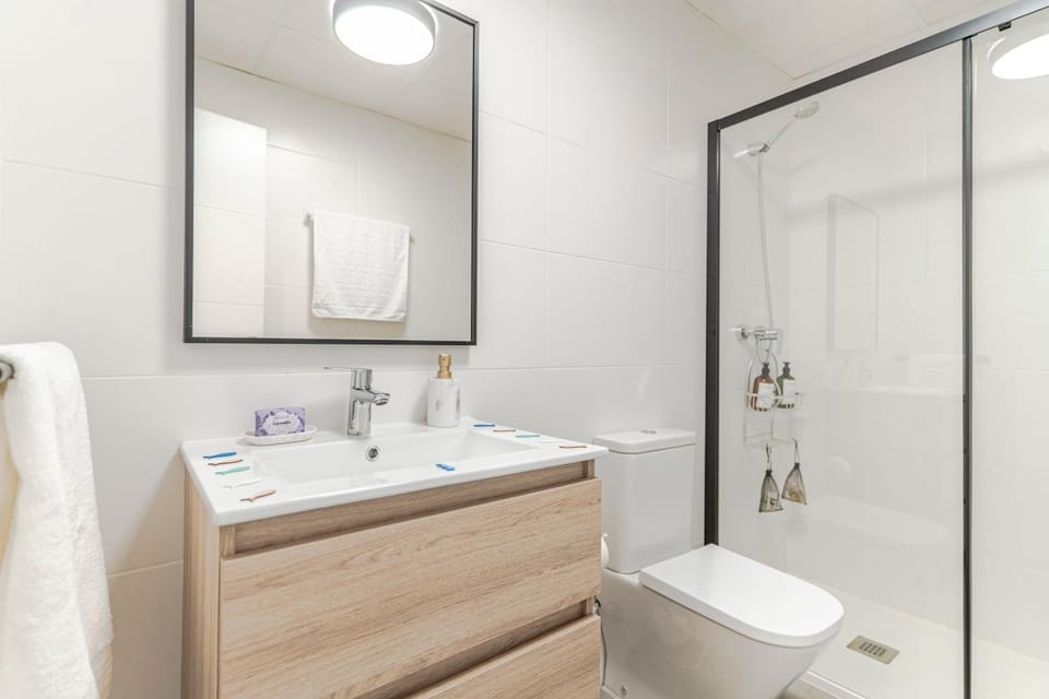 Shower, Toilet, Bathroom, towels