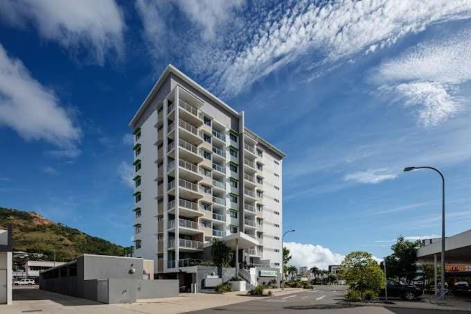 Central Kensington Studio with Pool near CBD Inn in Townsville