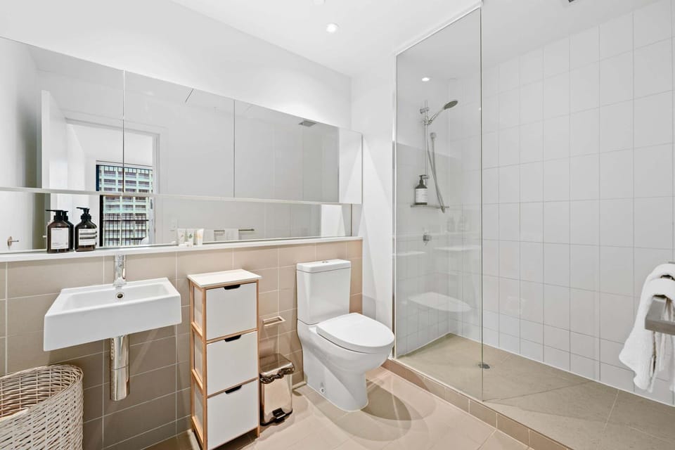 Perfect Melbourne Home Base on St Kilda Plus Parking Apartment in Melbourne