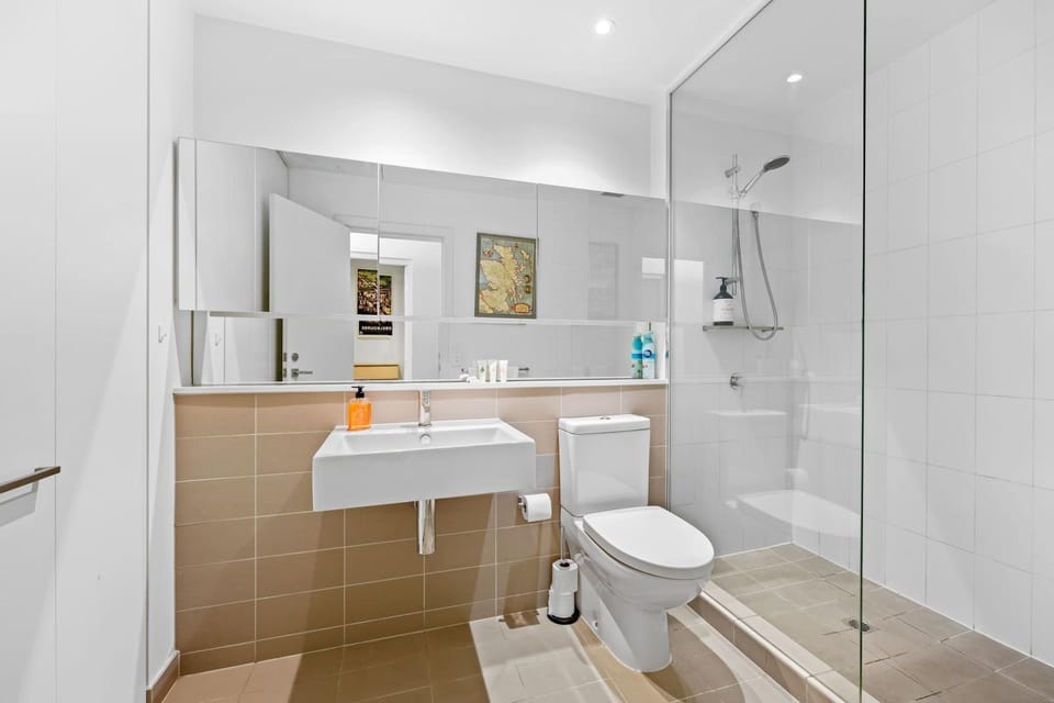 Perfect Melbourne Home Base on St Kilda Plus Parking Apartment in Melbourne