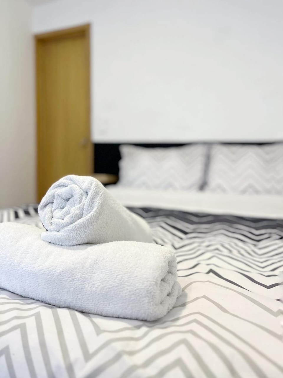 Bed, towels