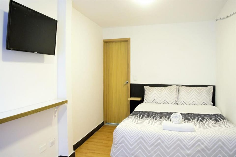 Bed, TV and multimedia, Photo of the whole room, Bedroom