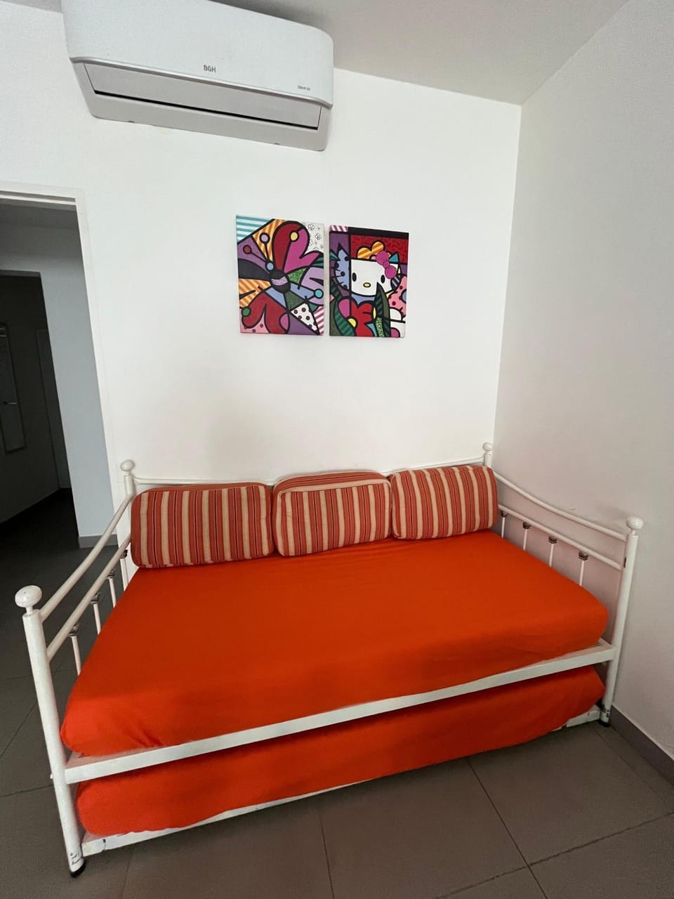 Bed, Living room, Seating area, air conditioner