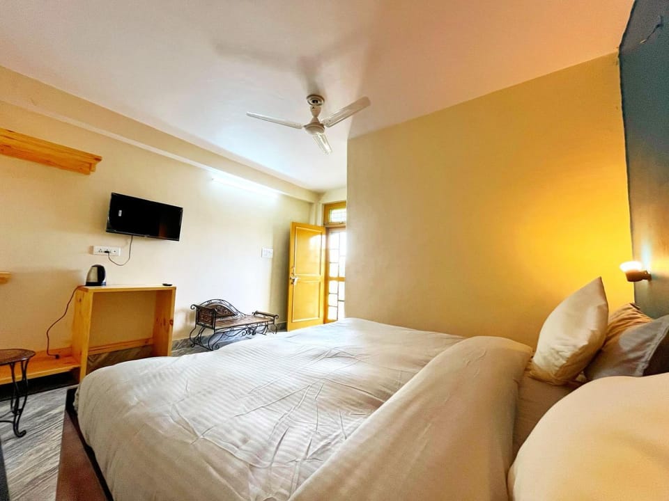 Bed, TV and multimedia, Photo of the whole room, Bedroom