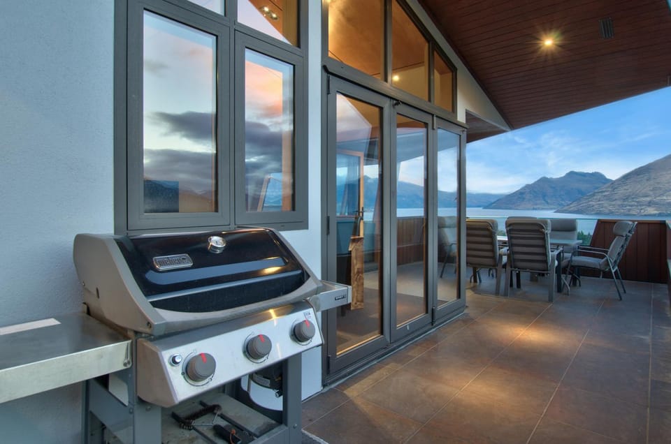 Luxurious Living On The Hill Apartment in Queenstown