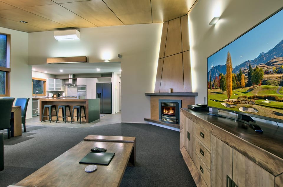 TV and multimedia, Kitchen or kitchenette, Living room, Seating area, Dining area, fireplace