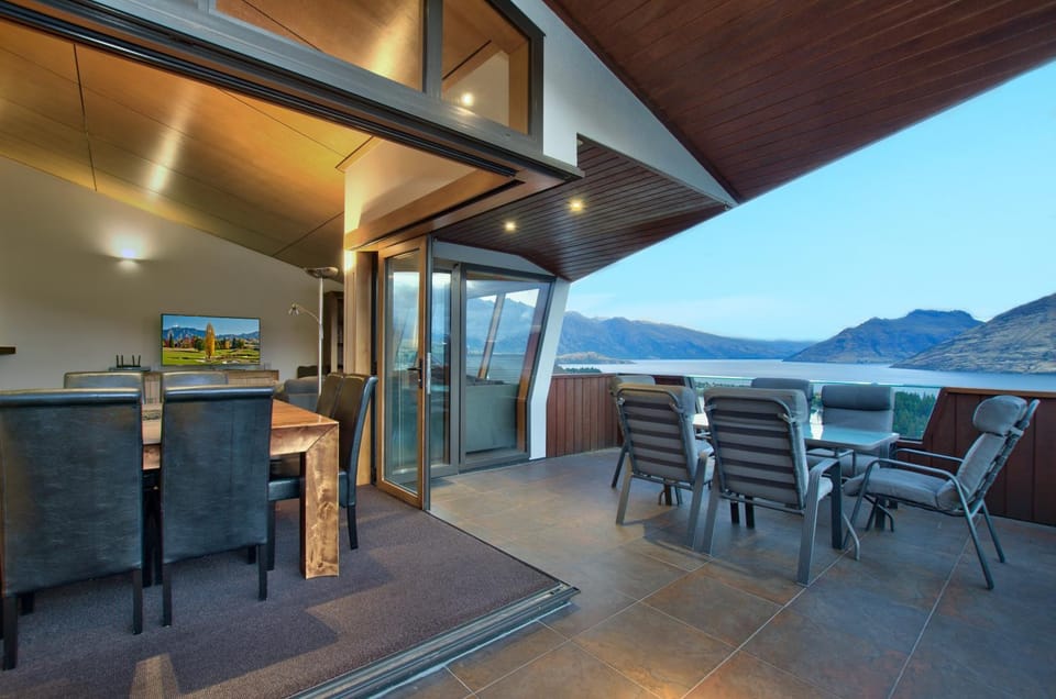 Luxurious Living On The Hill Apartment in Queenstown