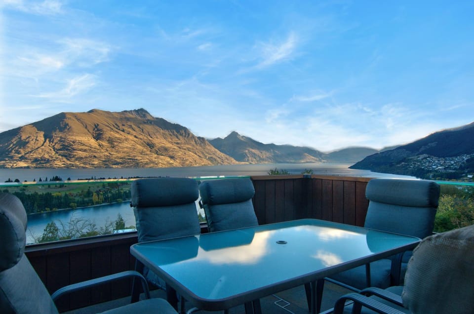 Luxurious Living On The Hill Apartment in Queenstown