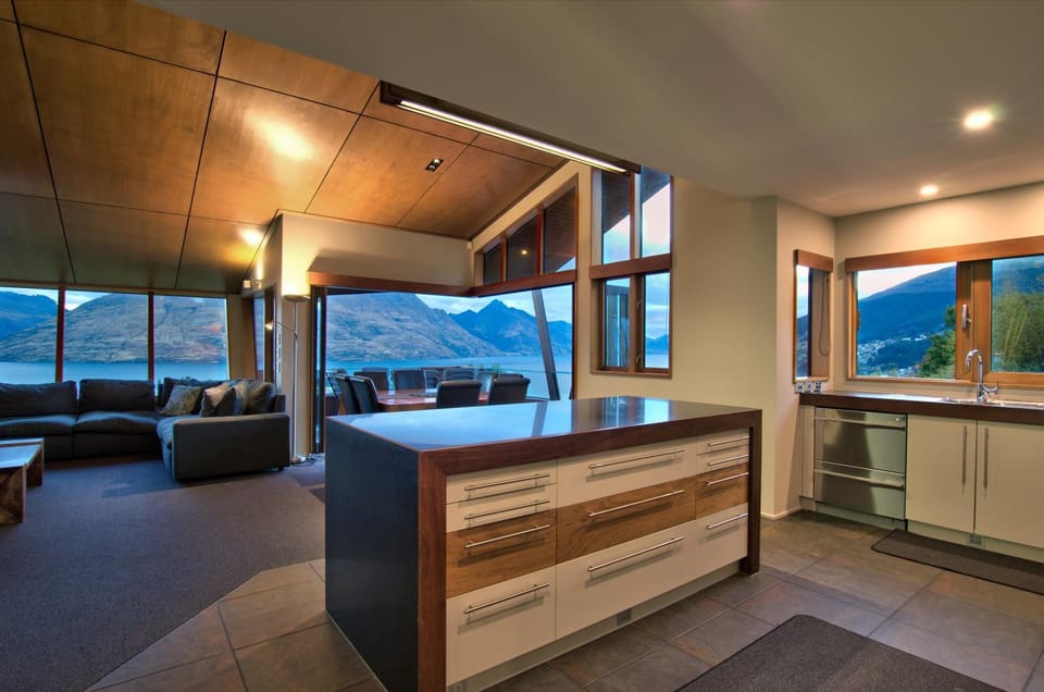 View (from property/room), Kitchen or kitchenette, Living room, Photo of the whole room, Dining area, Lake view, Mountain view