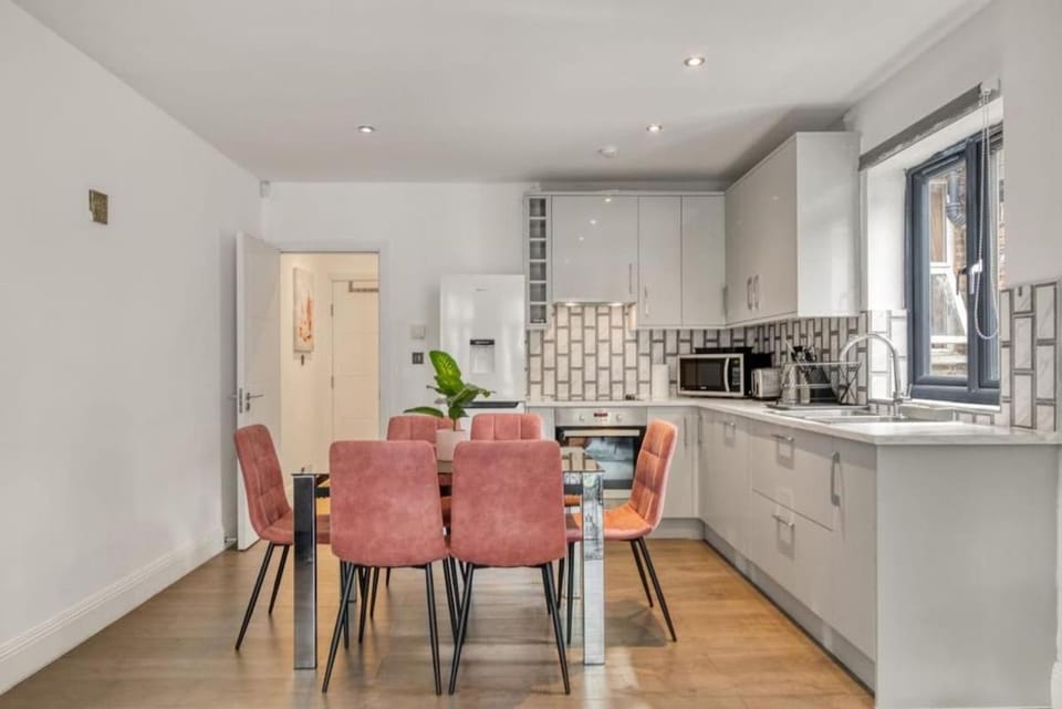 Kitchen or kitchenette, Dining area, dishwasher, stove