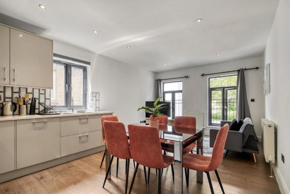 Kitchen or kitchenette, Living room, Seating area, Dining area